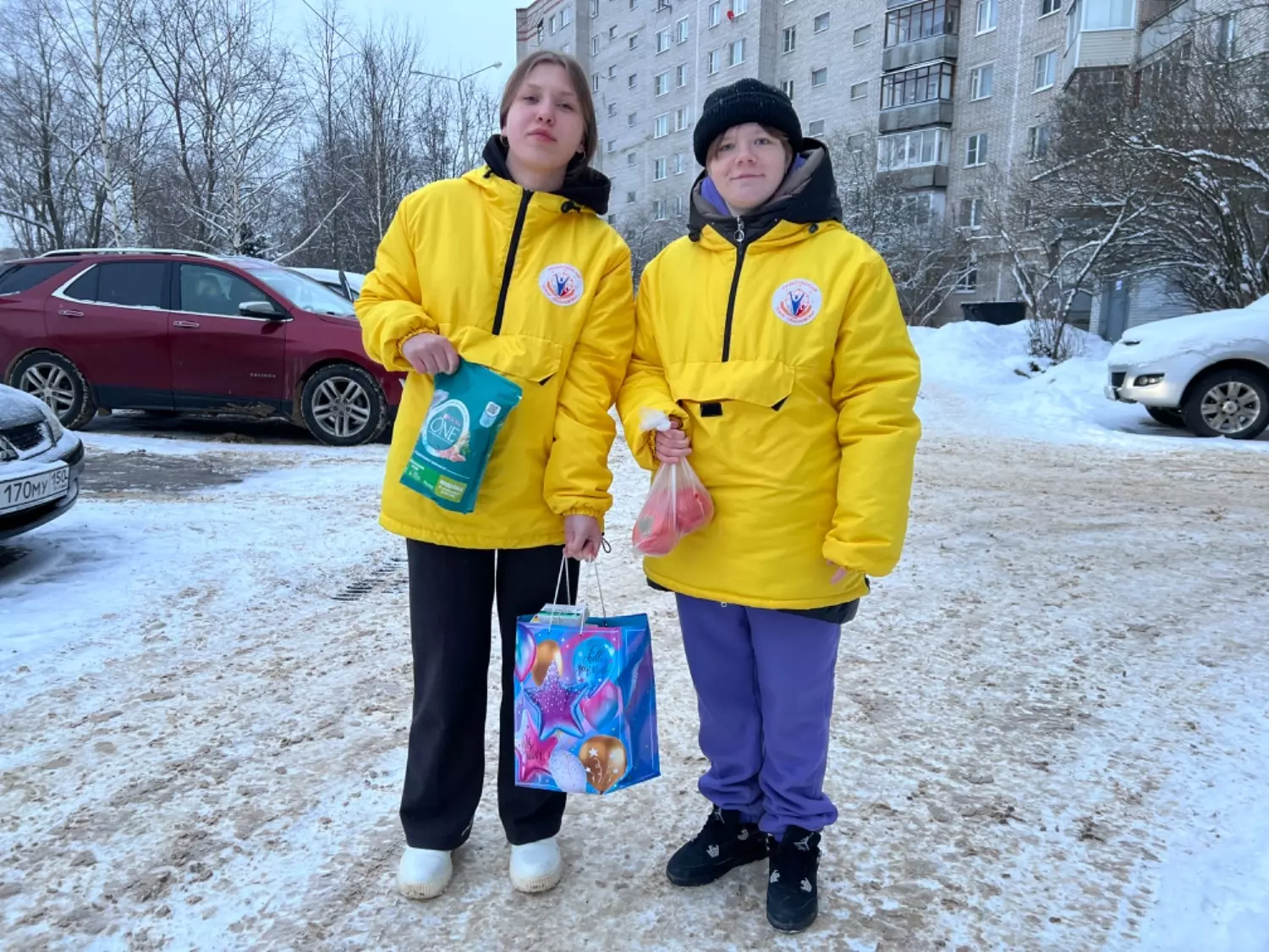 Волонтеры в Климовске разносят продуктовые наборы с лекарствами нуждающимся