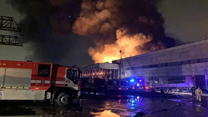 В Санкт-Петербурге на горящем складе стройматериалов рухнула крыша