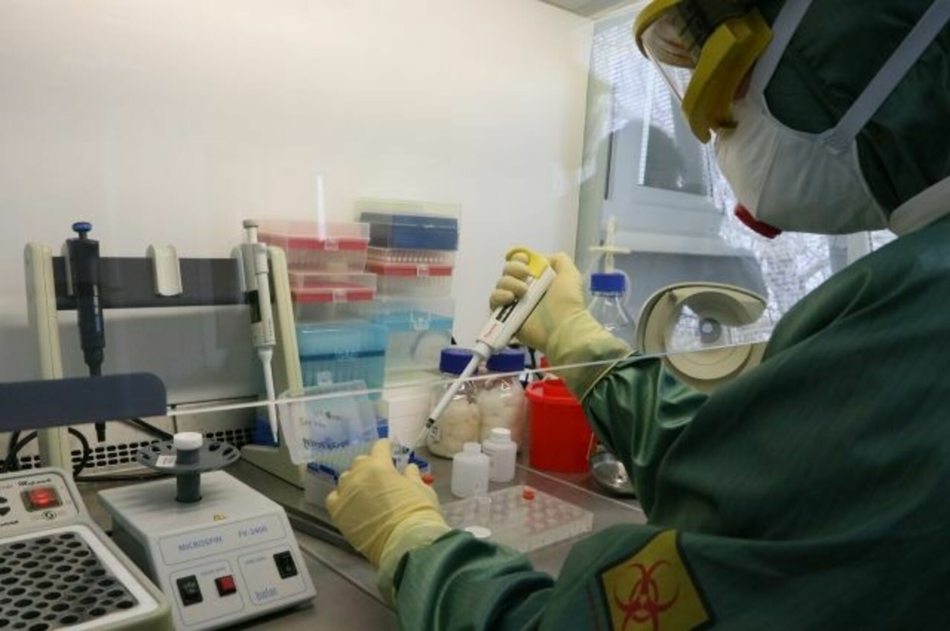 Новые штаммы коронавируса в мире. Новый штамм коронавируса обнаружен на юге Франции. Ковид лаборатория. Ученые лаборатории по коронавирусу. Коронавируса во Франции.