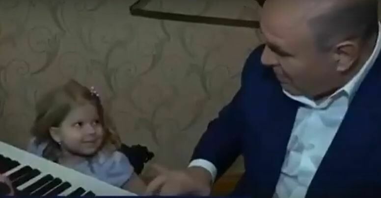 Михаил Мишустин подарил девочке из Твери синтезатор и сыграл на нем