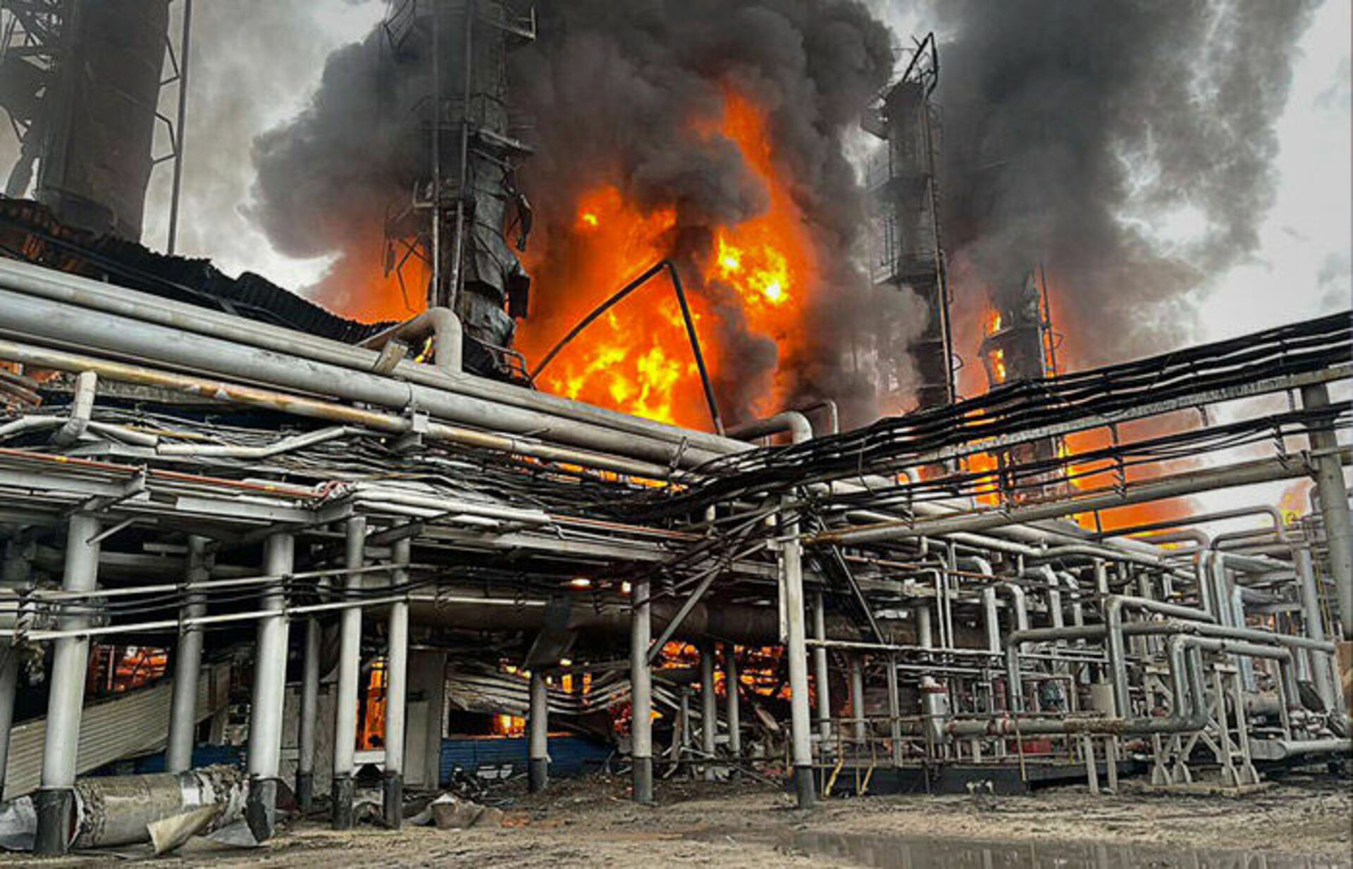 Самара нпз взрыв. Пожар на Уренгойском заводе Газпрома. Пожар на ЗПКТ новый Уренгой 2021.