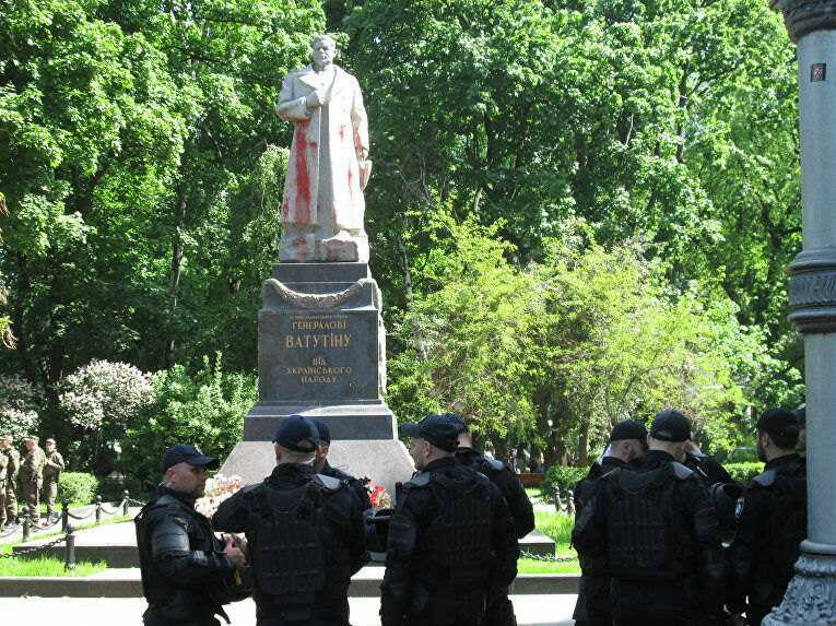 Памятник генералу армии Н.Ф.Ватутину в Киевев неоднократно оскверняли  местные националисты.