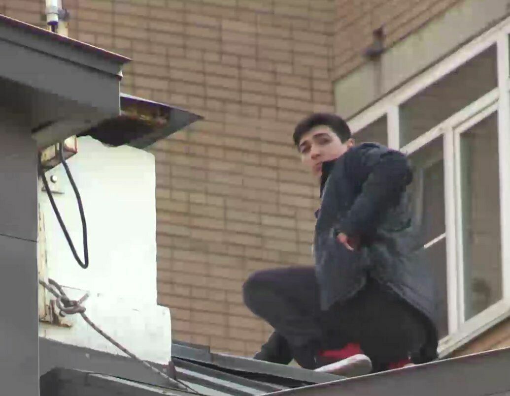 В Москве неизвестный мужчина забрался на крышу посольства Венесуэлы