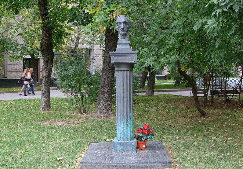 Памятник Ивану Шмелеву