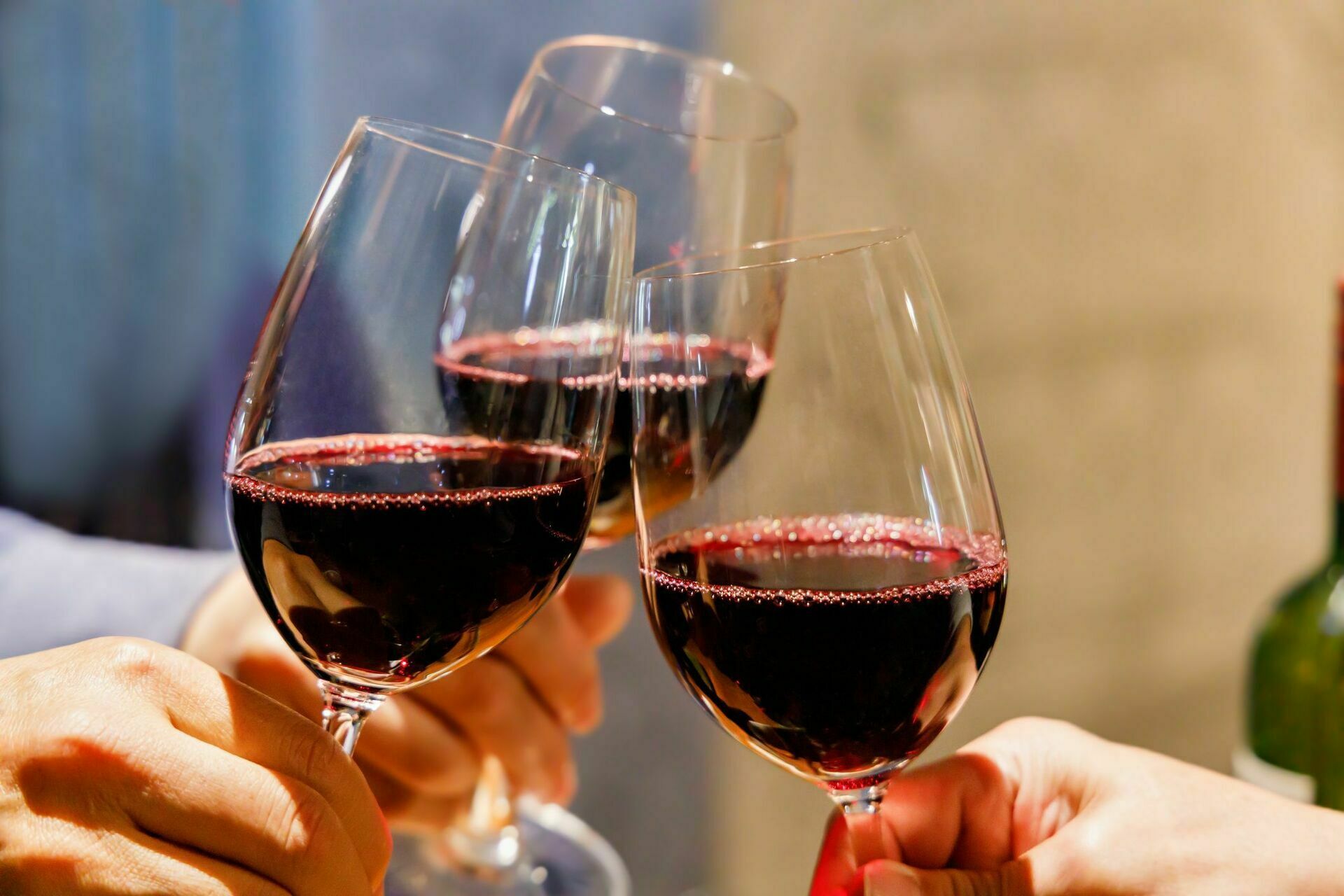 Ученые обнаружили, что информация о высокой стоимости вина делает его вкуснее