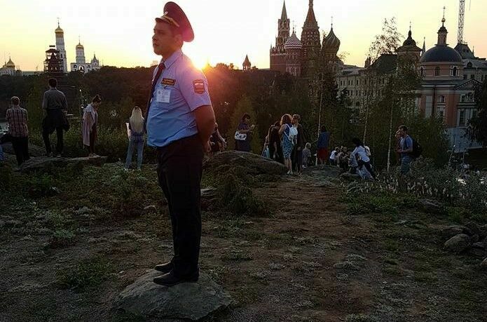 ФотКа дня: полицейский стережет тундру возле Кремля