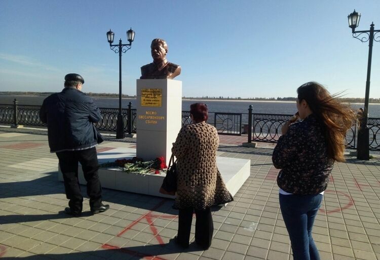 Памятник Сталину в Сургуте вновь облили краской