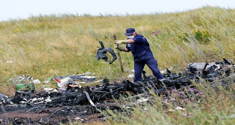 Среди обломков сбитого под Донецком «Boeing» нашли человеческие останки