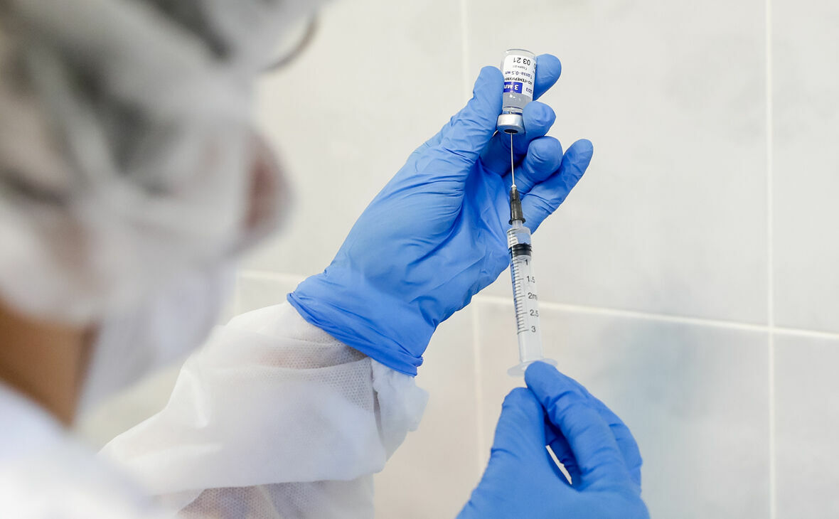 В Минздраве заявили об эффективности существующих вакцин против «омикрон»-штамма
