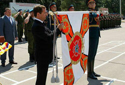 Медведев наградил 10-ю бригаду спецназа Минобороны орденом Жукова