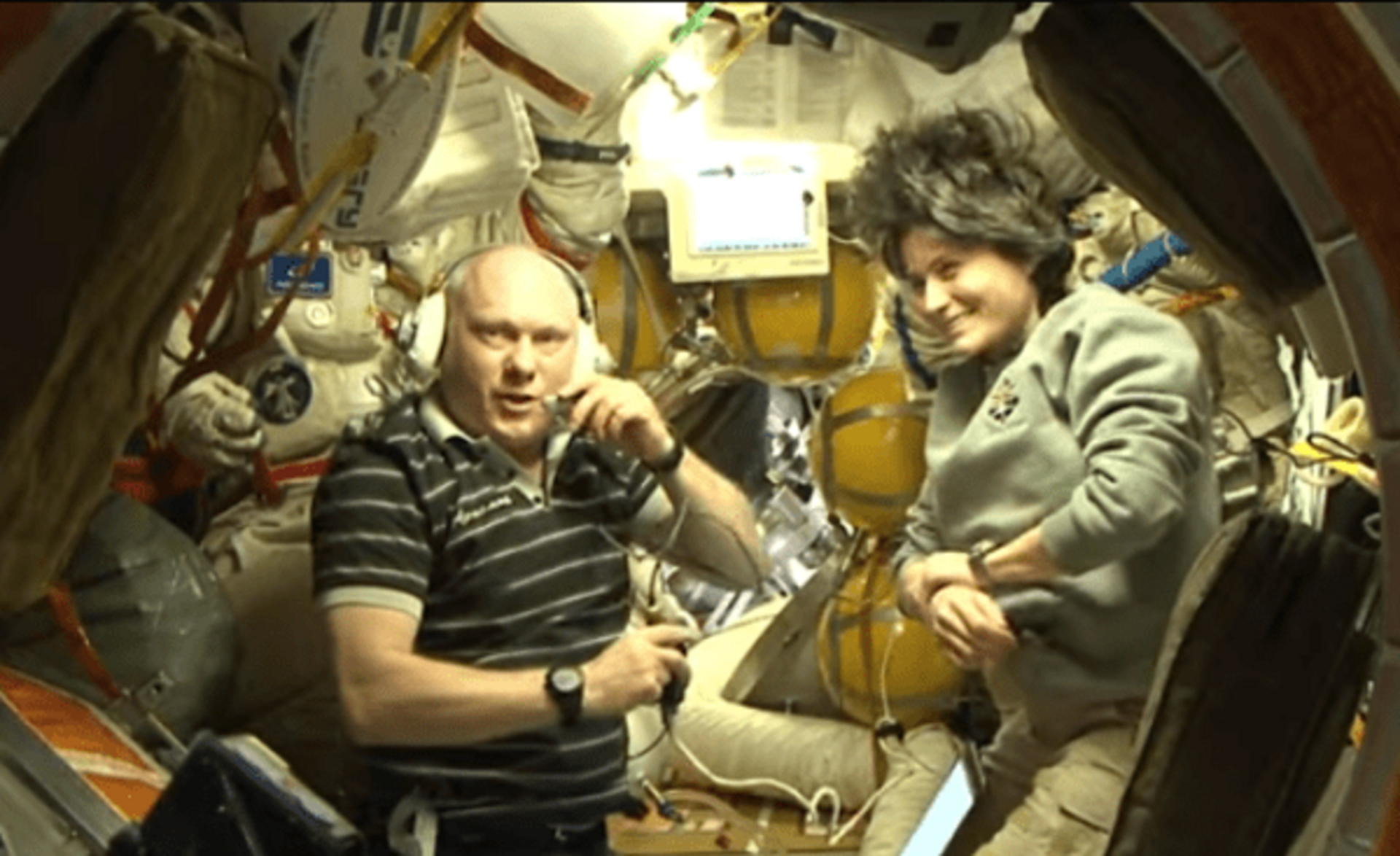 Астронавт вышел в открытый. Саманта Кристофоретти космонавт. Саманта Кристофоретти на МКС.