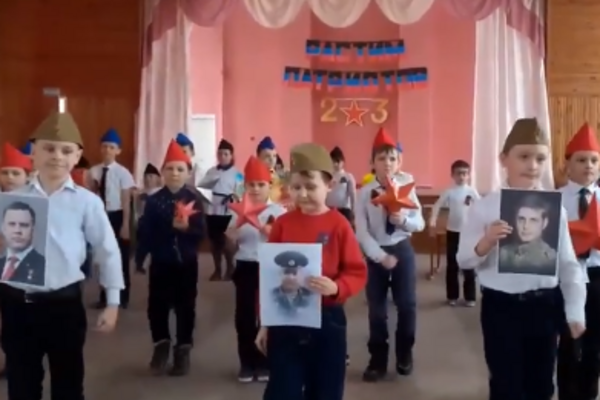В ДНР детей заставили маршировать с портретами Захарченко, "Гиви" и других