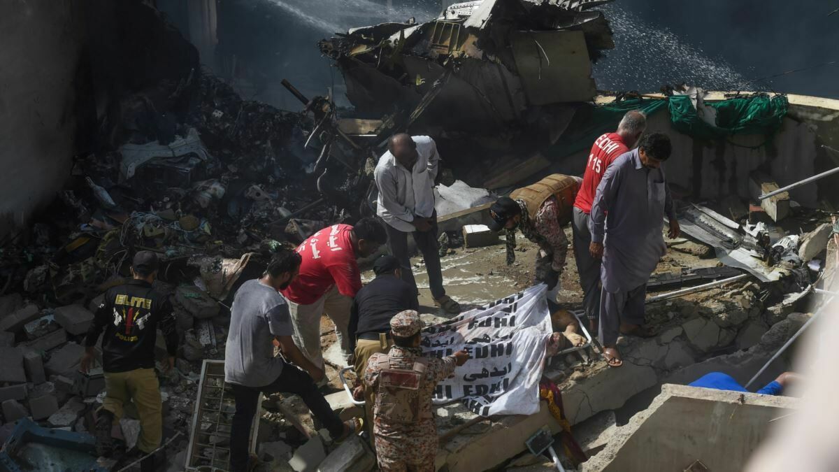 В катастрофе пакистанского самолета погибли 97 человек, а двое - выжили