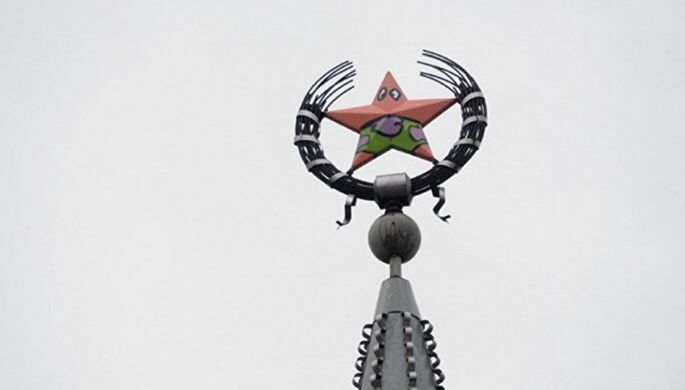 В Воронеже неизвестные сделали из звезды на здании мультяшного персонажа