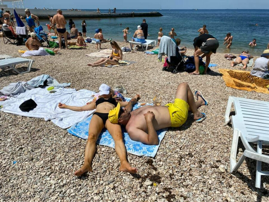 Заметила на пляже. Загорающие в Крыму. Загорают на пляже в Крыму. На пляжах Крыма женщины. Крым пляж люди загорают.