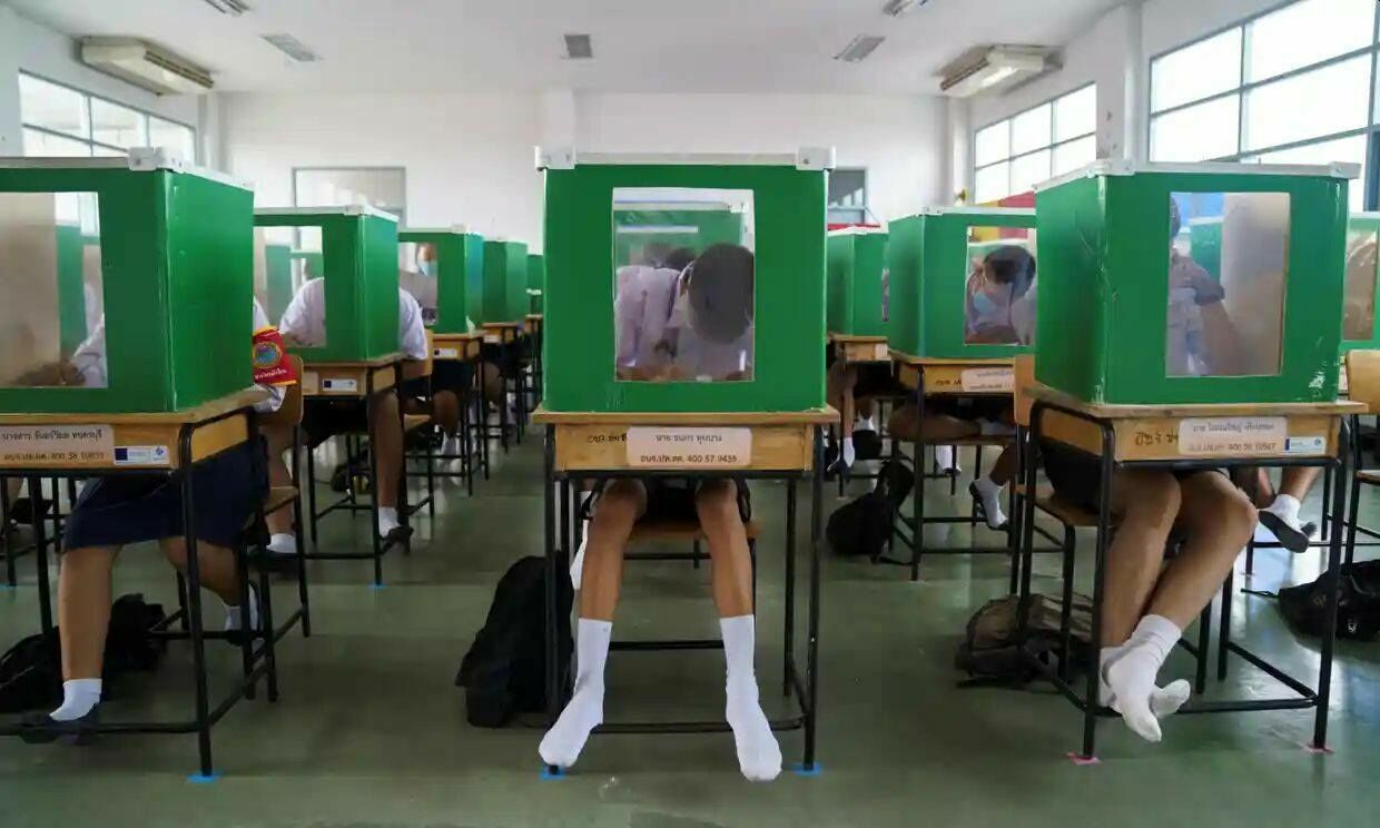 ФотКа дня: Тайских школьников спрятали в урны для голосования