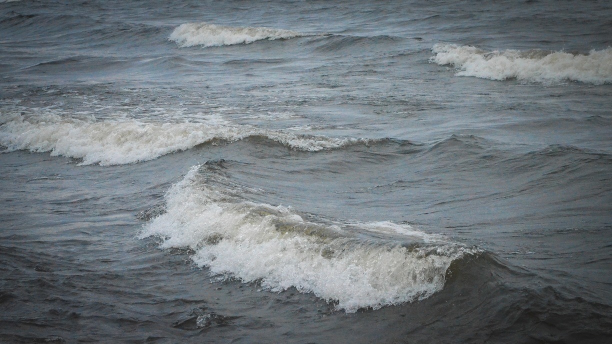 Гигантская волна в Сочи разгромила пляж (ВИДЕО)