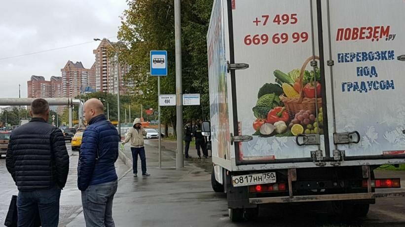 В этих веселых фургончиках перевозят вещи москвичей- отказников