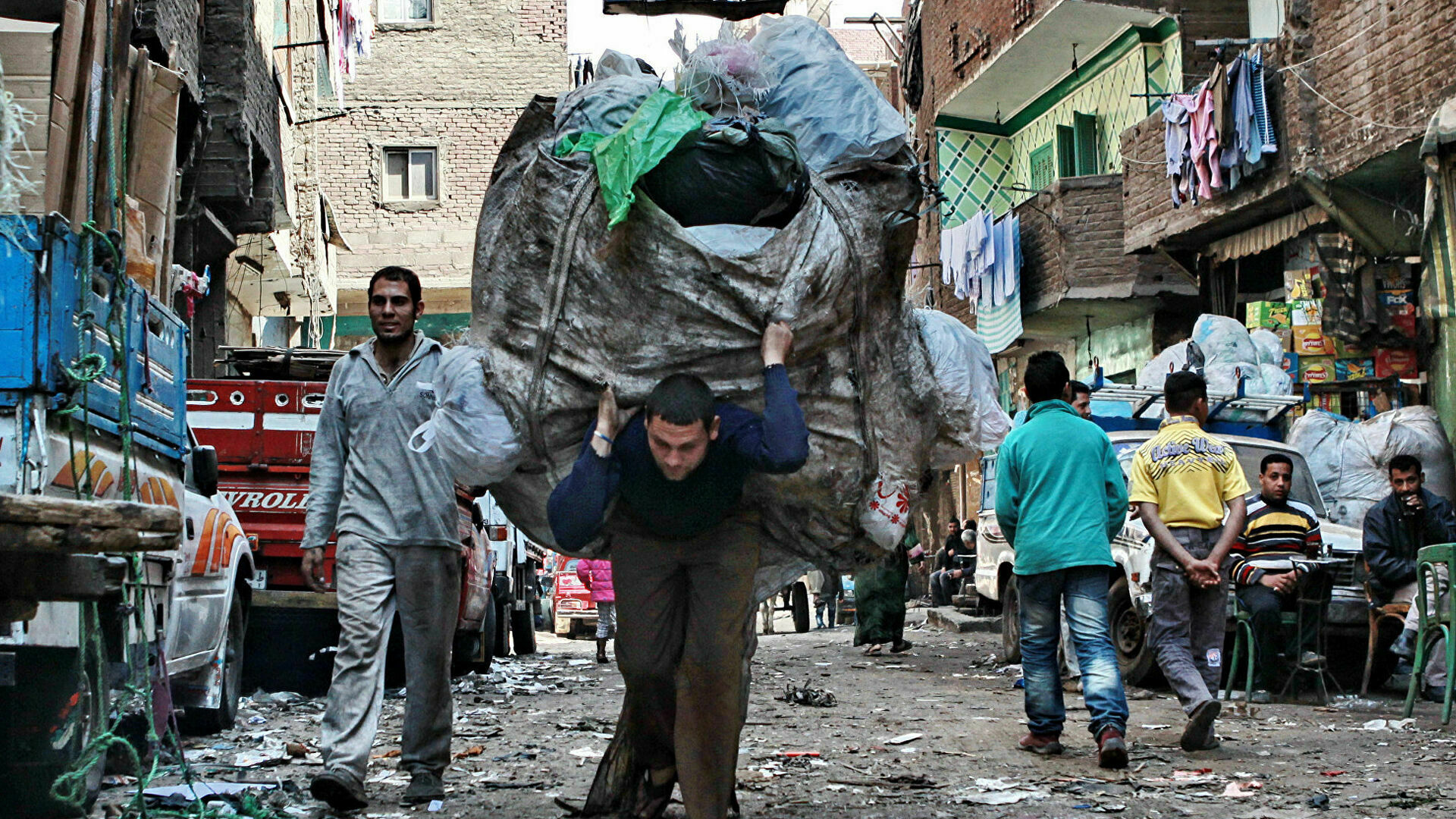 Житель Каира избил россиянина за съемку в "городе мусорщиков"
