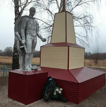 Сельский памятник павшим фронтовикам обшили металлопрофилем за четыре тысячи рублей