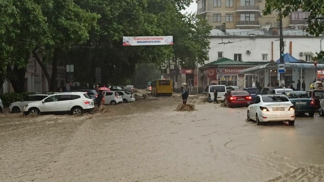 Власти Ялты объявили о закрытии города в связи с потопом