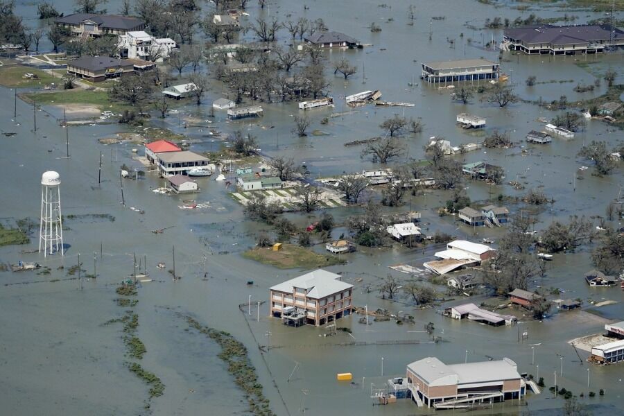За три дня 18-21 мая из-за тропических залповых ливней в штате Луизиана были затоплены все улицы города Лейк-Чарльз. 