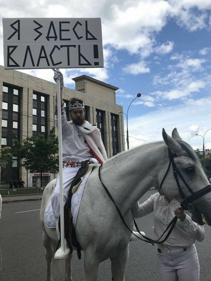 Человека на коне и с плакатом «Я здесь власть» не пустили на проспект Сахарова.