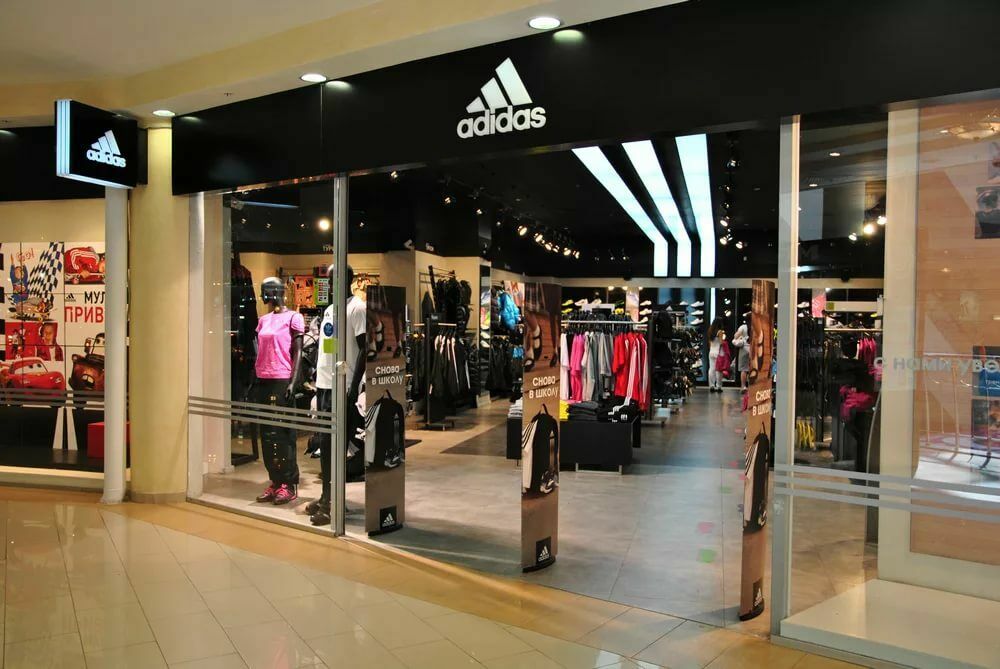 Adidas до конца этого года закроет еще 160 магазинов в России