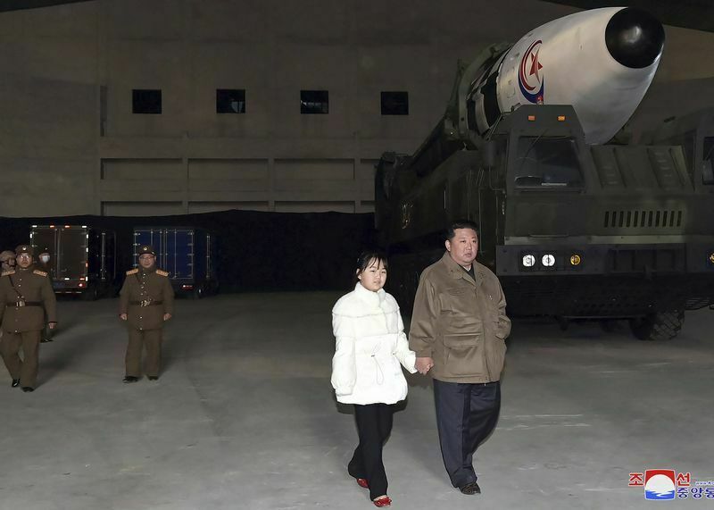 Ким Чен Ын привел дочь на запуск баллистической ракеты