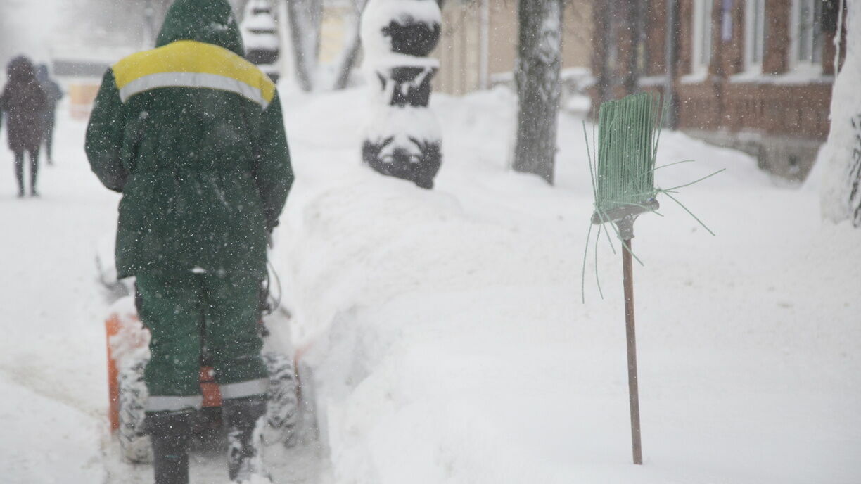 В Саратовской области учителей вновь заставили убирать снег