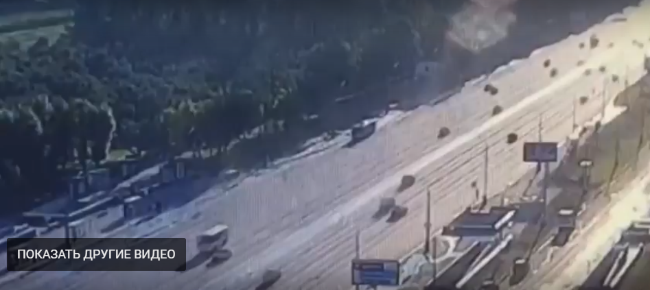 Попало на видео лобовое столкновение автомобилей на Кутузовском проспекте