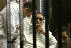 По делу о хищениях Мубарак приговорен к 3 годам, а его сыновья - к 4 годам