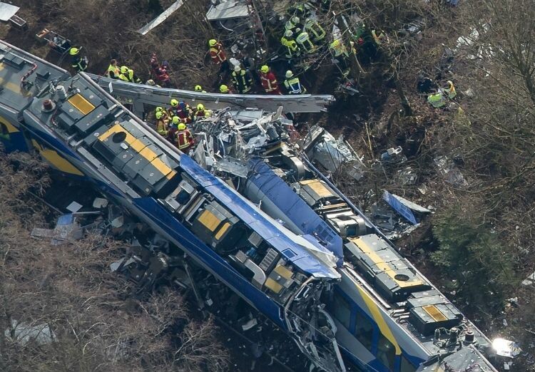 Спасательная операция на месте столкновения поездов в Германии завершена, найдены два «черных ящика»