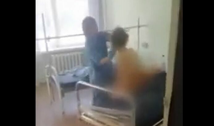 Видео дня: в больнице Миасса пациентку умыли половой тряпкой