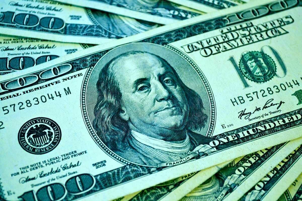 Доллар впервые за две недели опустился ниже 102 рублей