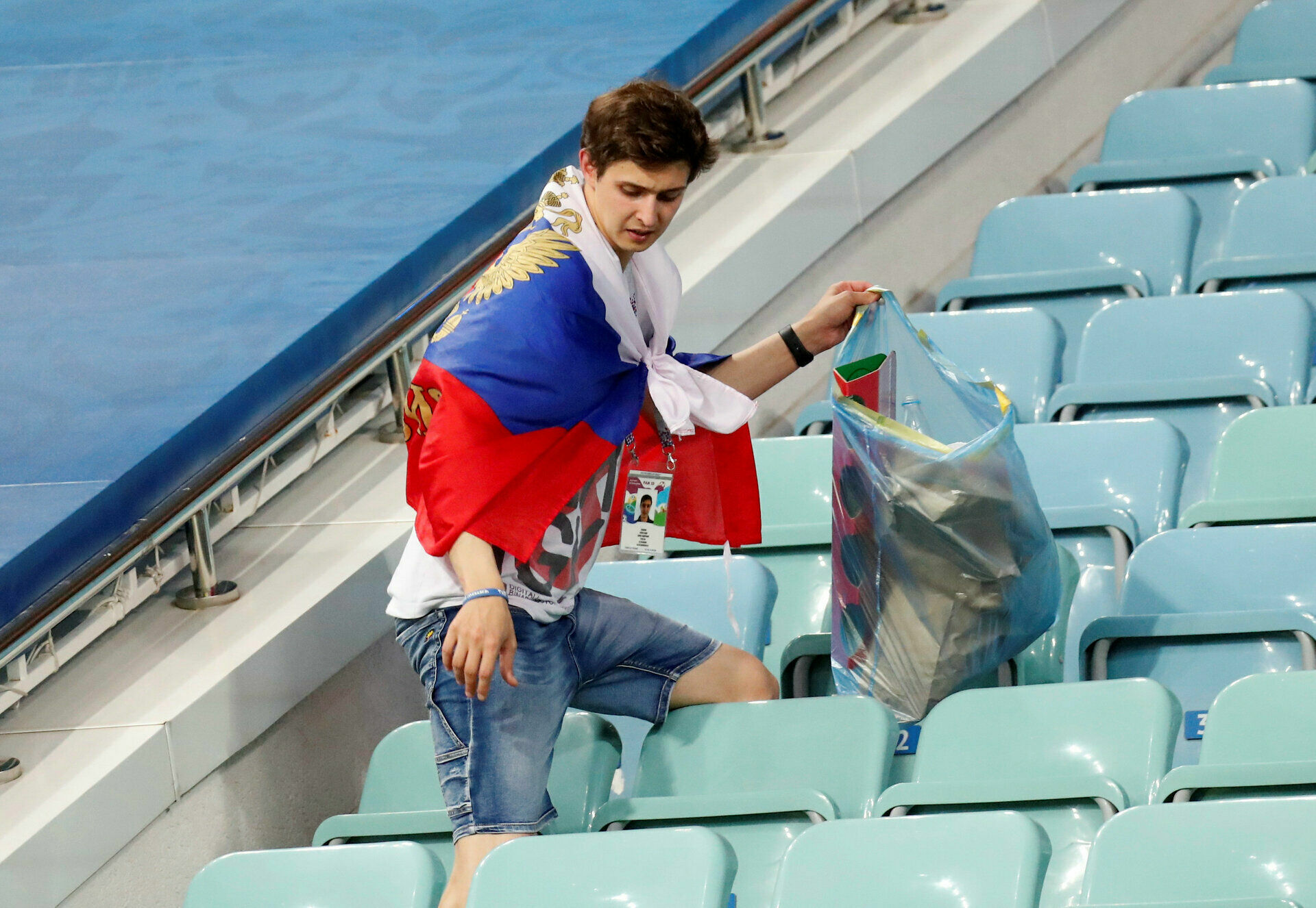 Российские болельщики убрали за собой после матча Россия-Хорватия
