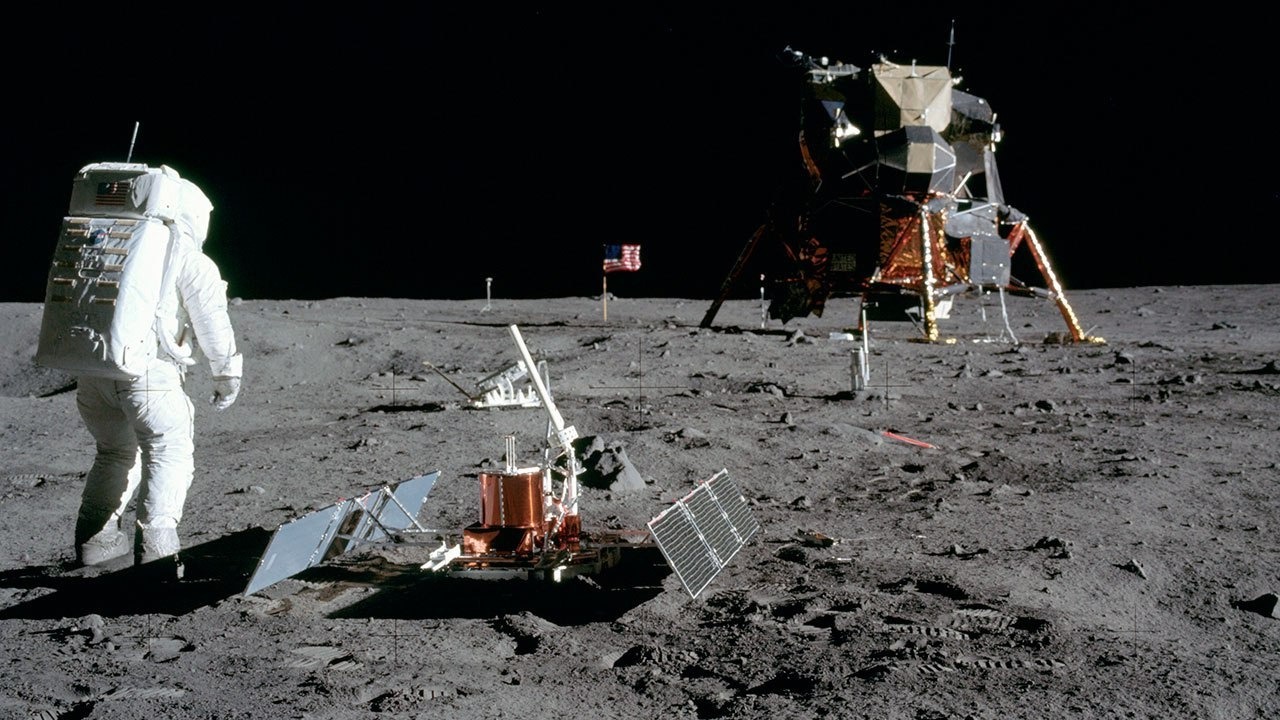 Экипаж "Аполлон-11" на поверхности Луны 