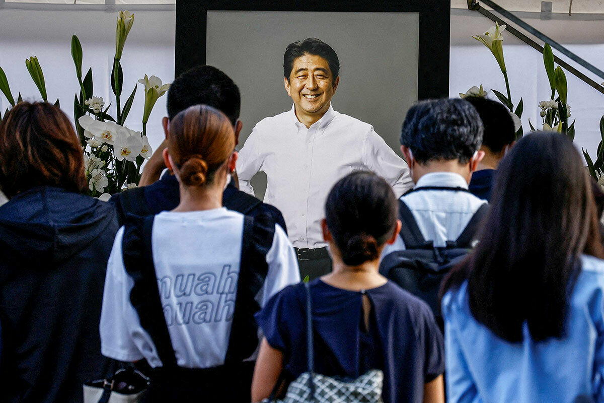 В Японии люди возмущены предстоящими тратами государства на похороны Синдзо Абэ
