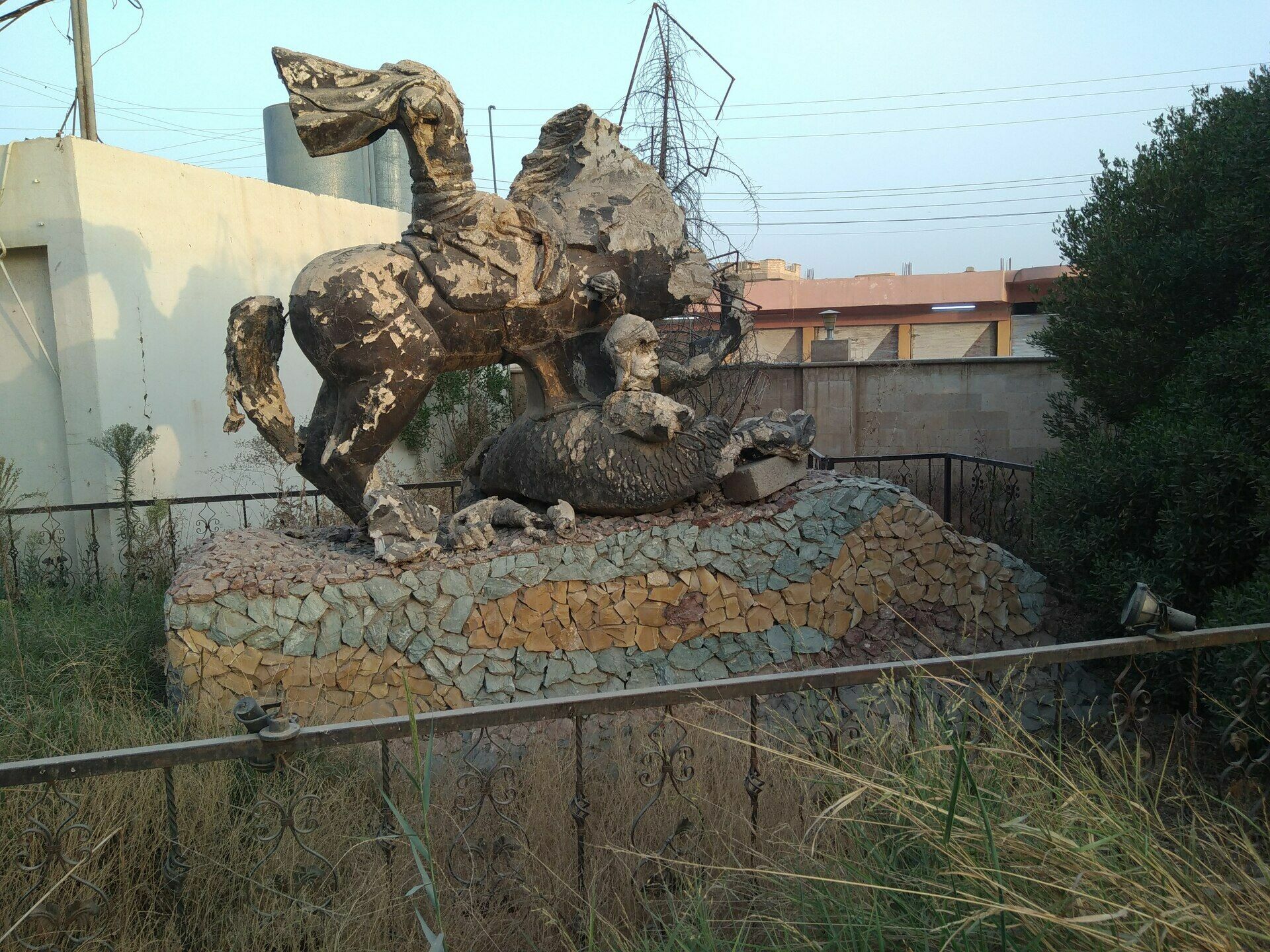 Разрушенная боевиками статуя св.Георгия