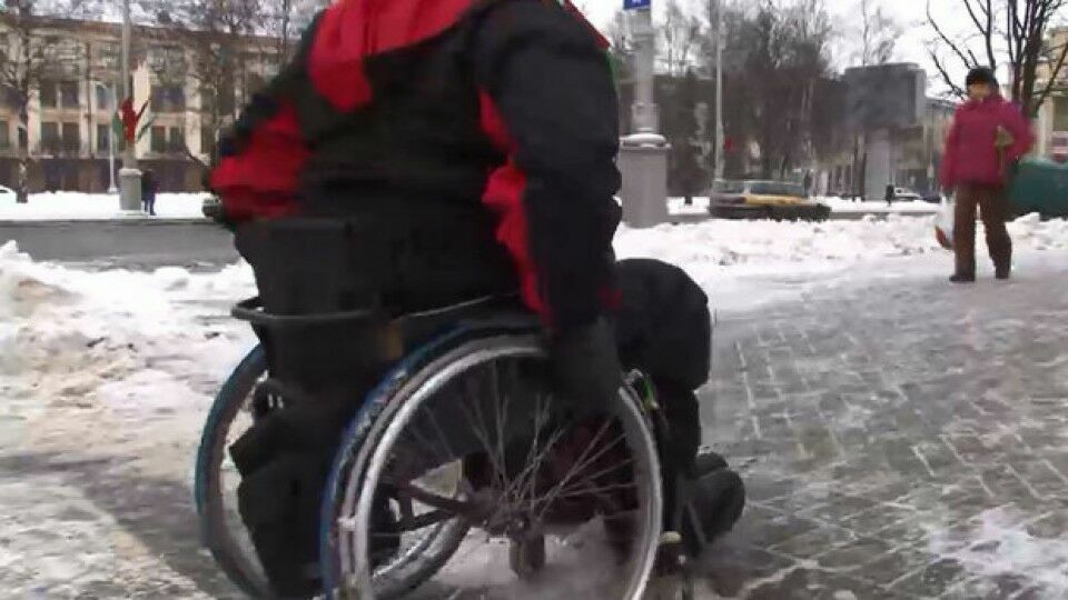 Нечищенные тротуары в Казани выгоняют инвалидов на проезжую часть