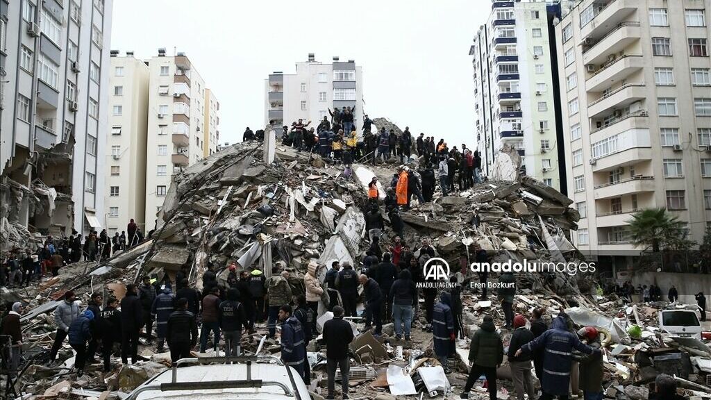Власти Турции призвали жителей не возвращаться в дома из-за риска новых землетрясений