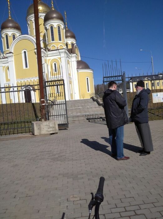 Настоятель Храма Александра Невского в Солнцево-парке - на фотографии слева