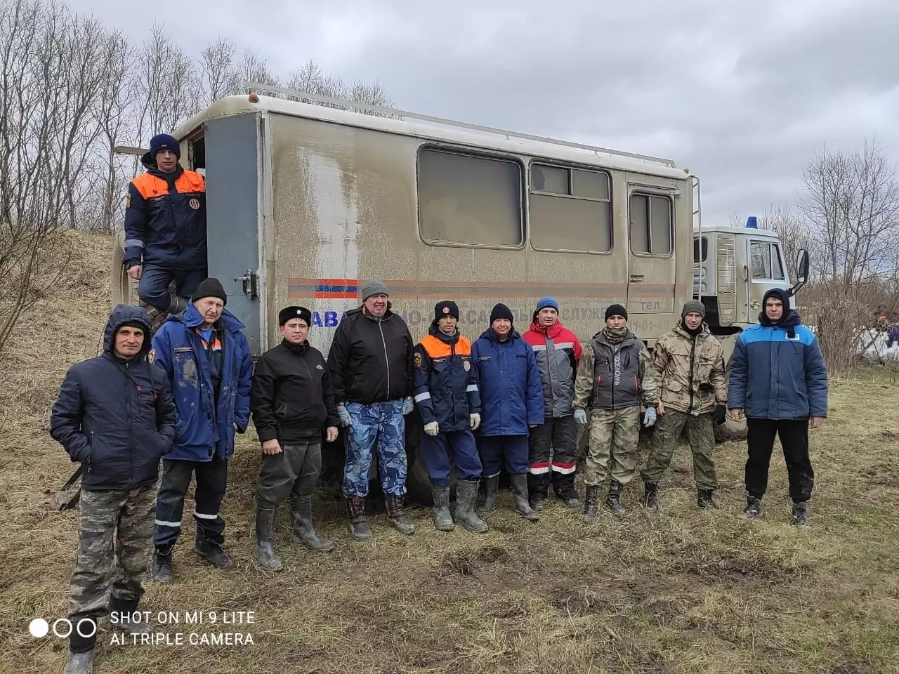 Сотрудники «Пожарно-спасательной службы Омской области» укрепляют дамбу в ожидании подъема уровня воды
