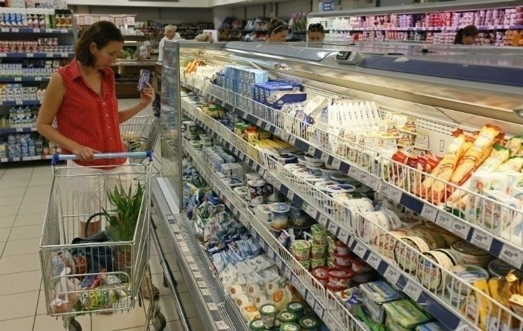 Россияне тратят на еду больше половины своих доходов