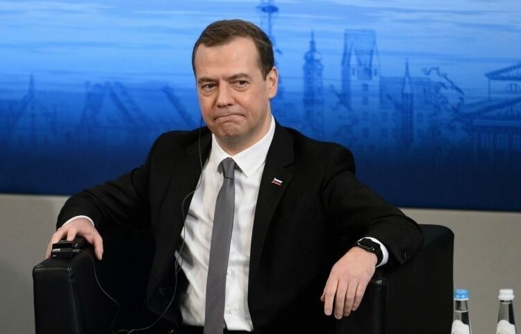Медведев поручил продлить продуктовое эмбарго на полтора года