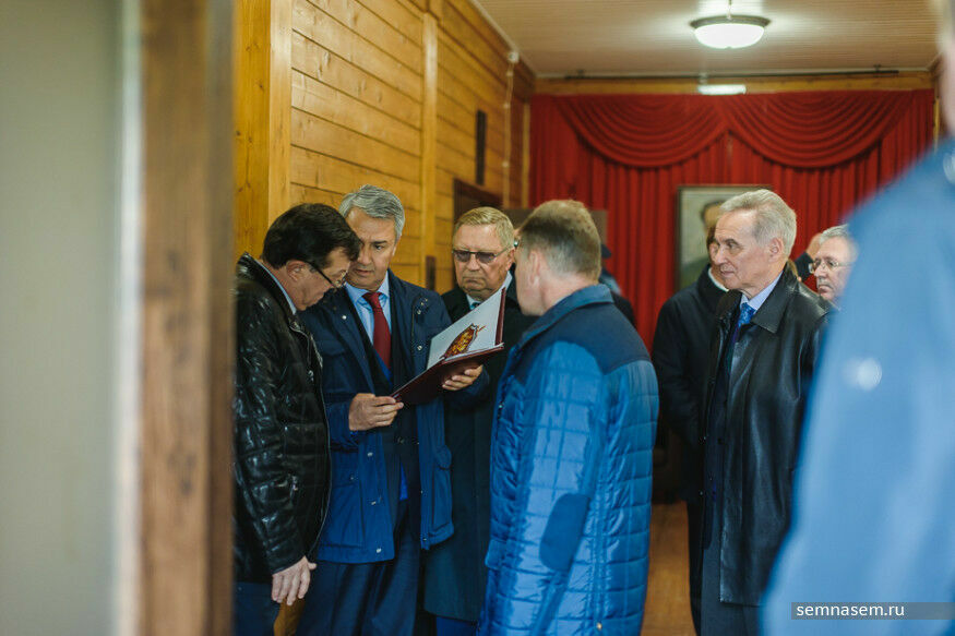 Член партрии "Единая Россия", депутат Госдумы Р. Азимов на фотографии с папкой в руках