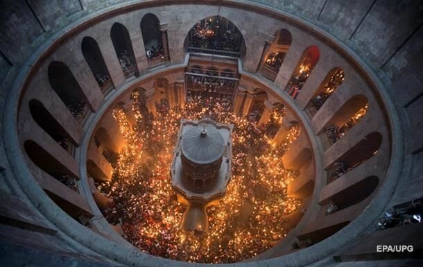 В Иерусалиме тысячи христиан наблюдали схождение "благодатного огня"
