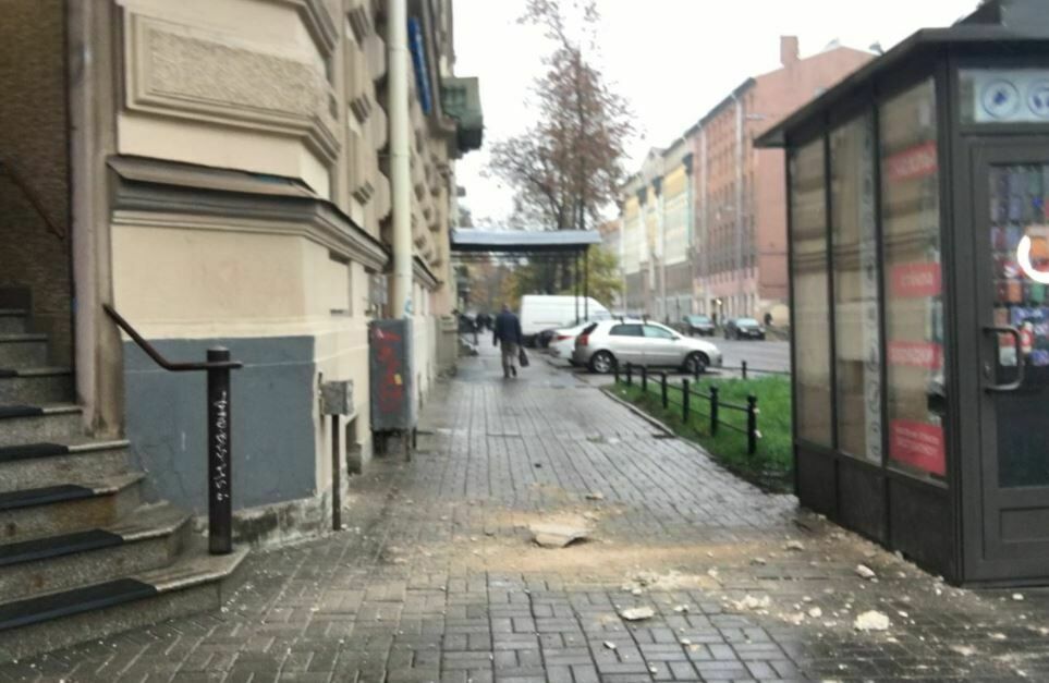 Прохожий пострадал при обрушении фасада здания в Петербурге