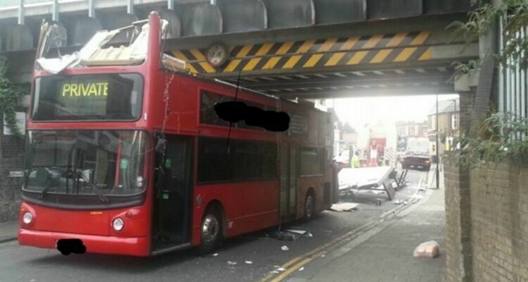 В Лондоне у двухэтажного автобуса снесло крышу: есть пострадавшие