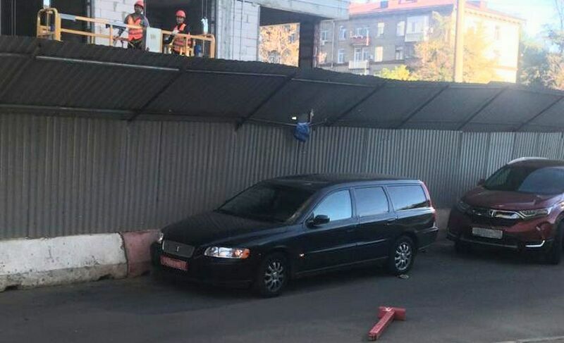 ЧП на стройке в Москве: пробита крыша автомобиля дипломата Киргизии